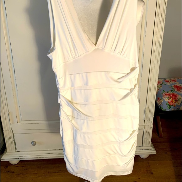 Beautiful white dress-fitting - Picture 3 of 4